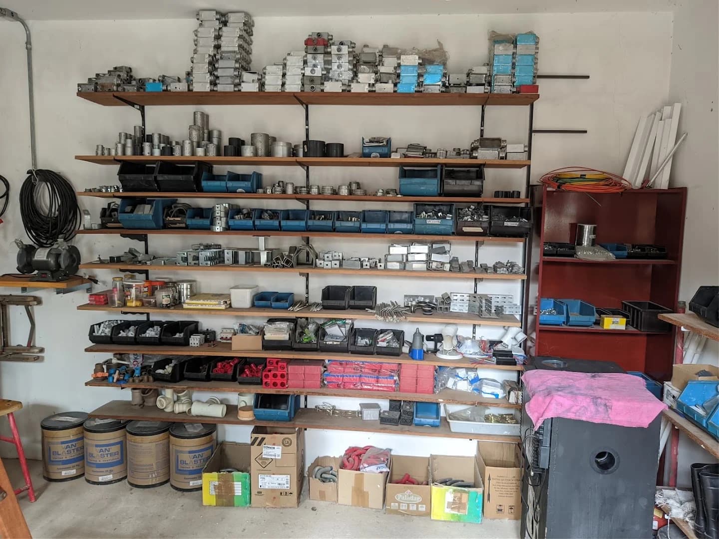 Ceval Valinhos - Eletricista, Ar Condicionado (Multi-Split, VRF/VRV) Encanador, AVCB, Cameras, Instalação, Manutenção. – foto 1