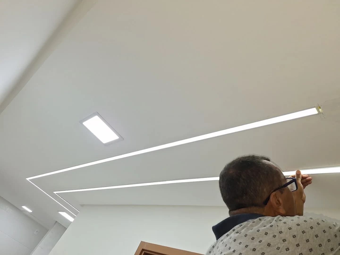 Eletricista e encanador profissional