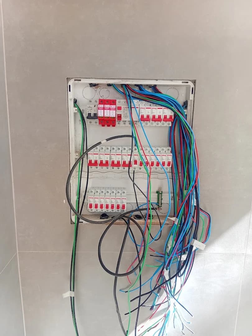 Eletricista jf - Elétrica Salluz seg | Instalação Elétrica em Geral | Limpeza e Instalação de Ar Condicionado – foto 1