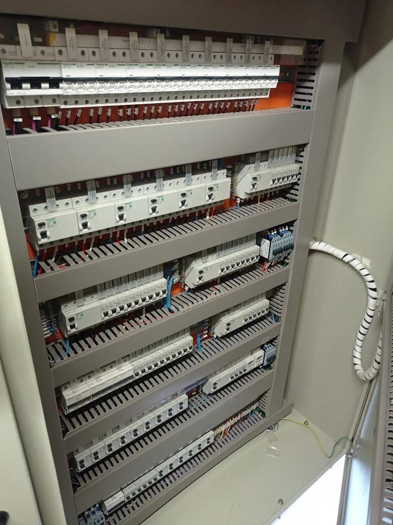 Eletricista em Cuiabá (Altíssimo Elétrica) Instalação e Manutenção – foto 2