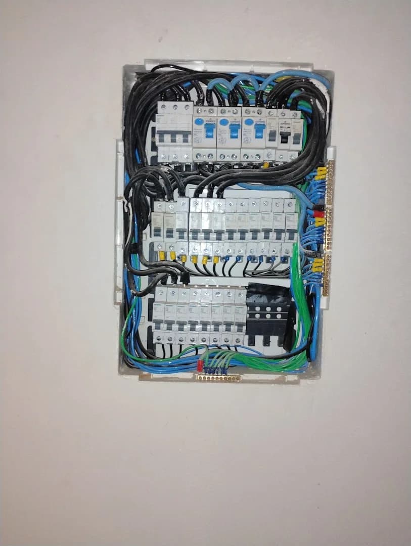 Alex Eletricista I instalação e manutenção em instalações elétricas residenciais, comerciais e industriais – foto 3