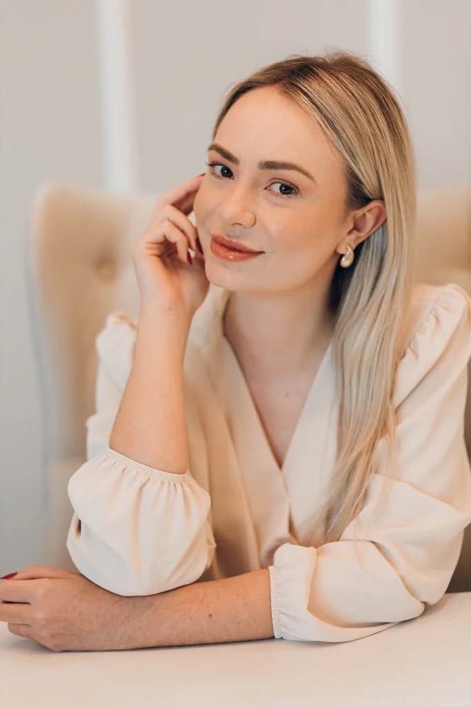 Dra. Ariane Francescon | Especialista em Harmonização Facial (HOF) – foto 1