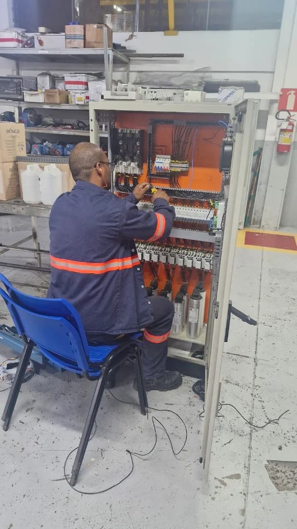 ELÉTRICISTA RESIDENCIAL E INDUSTRIAL (ASR ENGENHARIA) PORTÃO ELETRÔNICO E INTERFONE