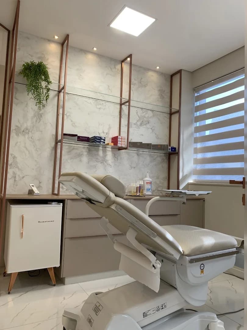 Dra Flavia Tomaroli - Harmonização e Cirurgia Facial – foto 3
