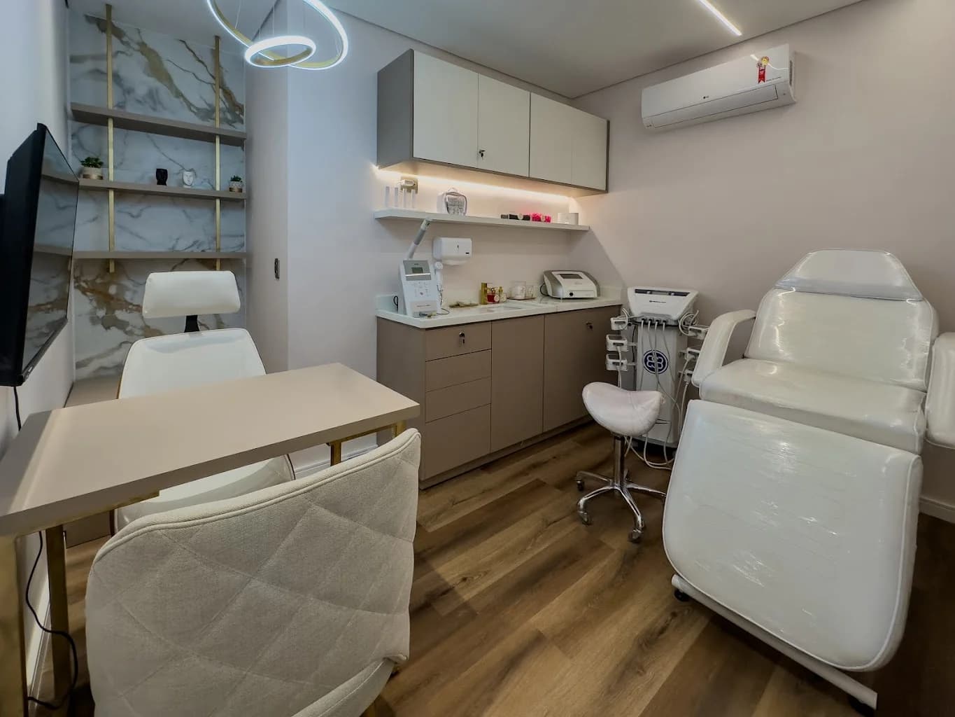 Clínica de Estética Dra Cassie Martins | Bioestimuladores | Preenchedores faciais | Otomodelação| Botox | Tijuca RJ – foto 3