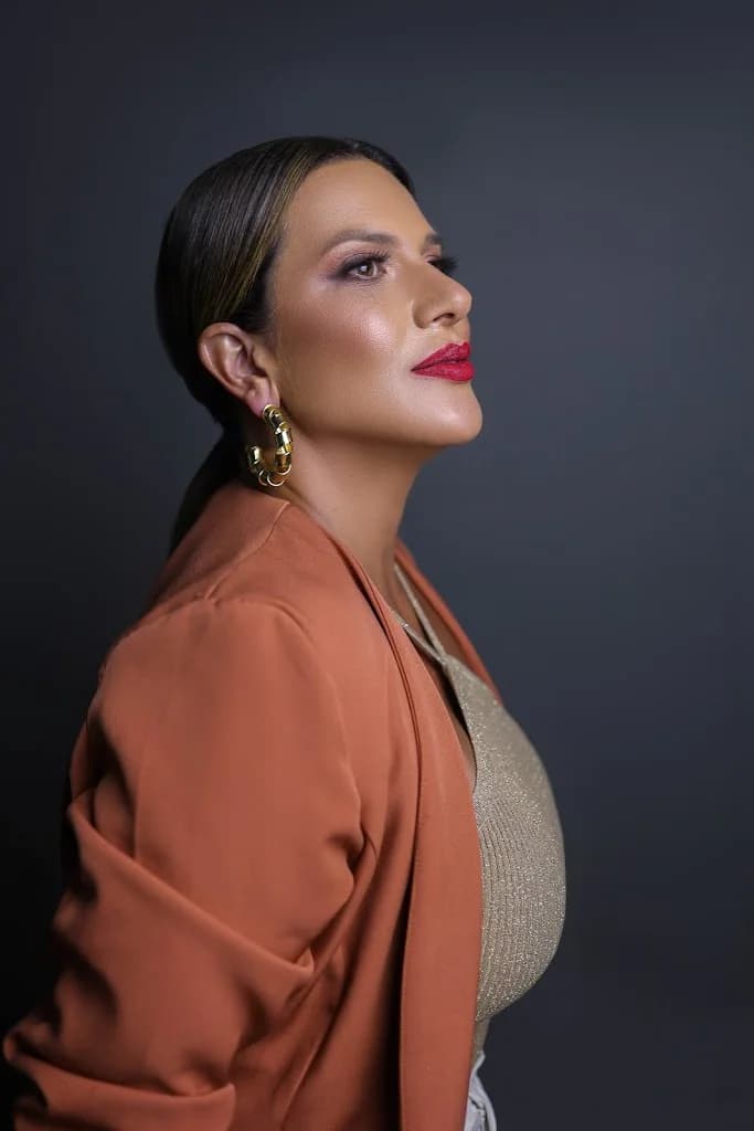 Dra. Juli Santana - Harmonização Facial