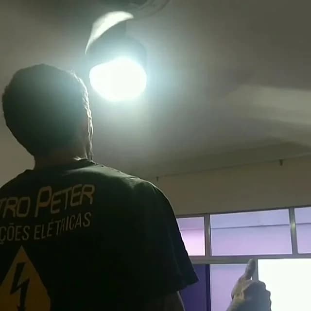 Eletricista Niterói Instalação ventilador de teto,chuveiro luminárias tomadas fiação disjuntores sensores – foto 2
