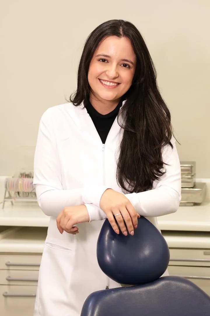 Dra. Isabela Maciel | Clareamento dental, Restaurações, Tratamento de canal – foto 1