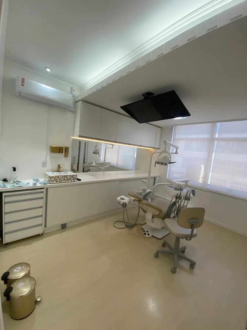 L R Odontologia - Dra. Lucimar Rocha - Implantes Dentários – foto 3