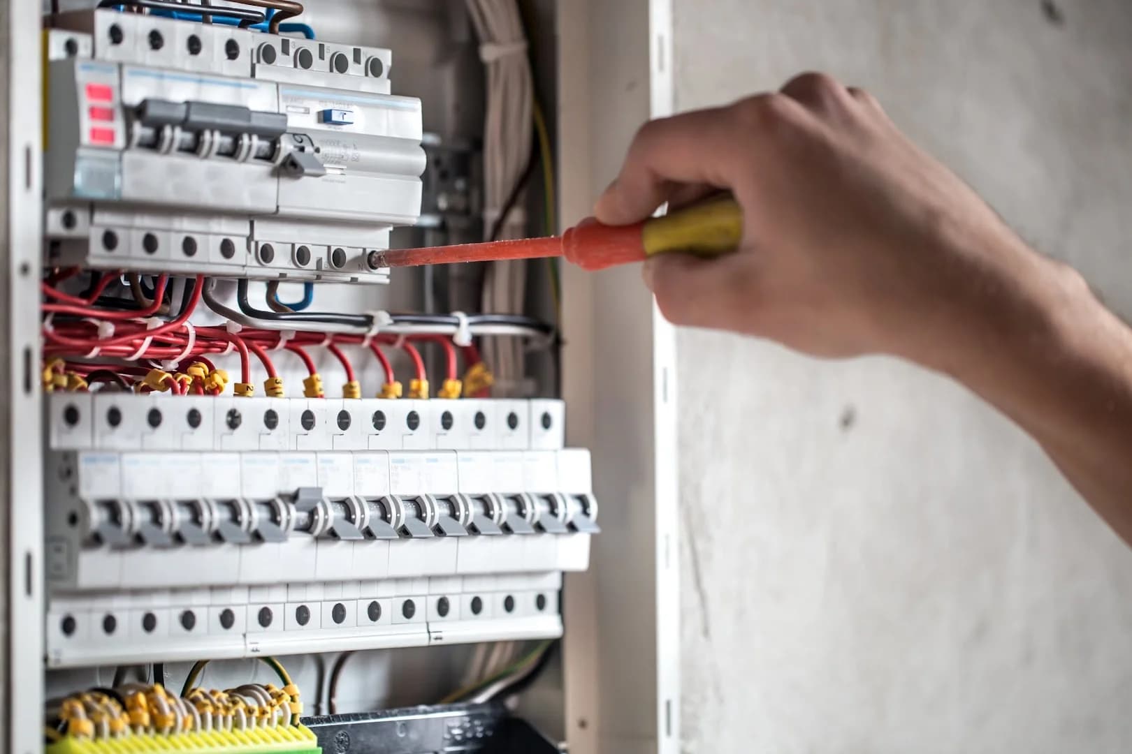 Cândido Chácara Manutenções - Eletricista Residencial e Comercial – foto 2