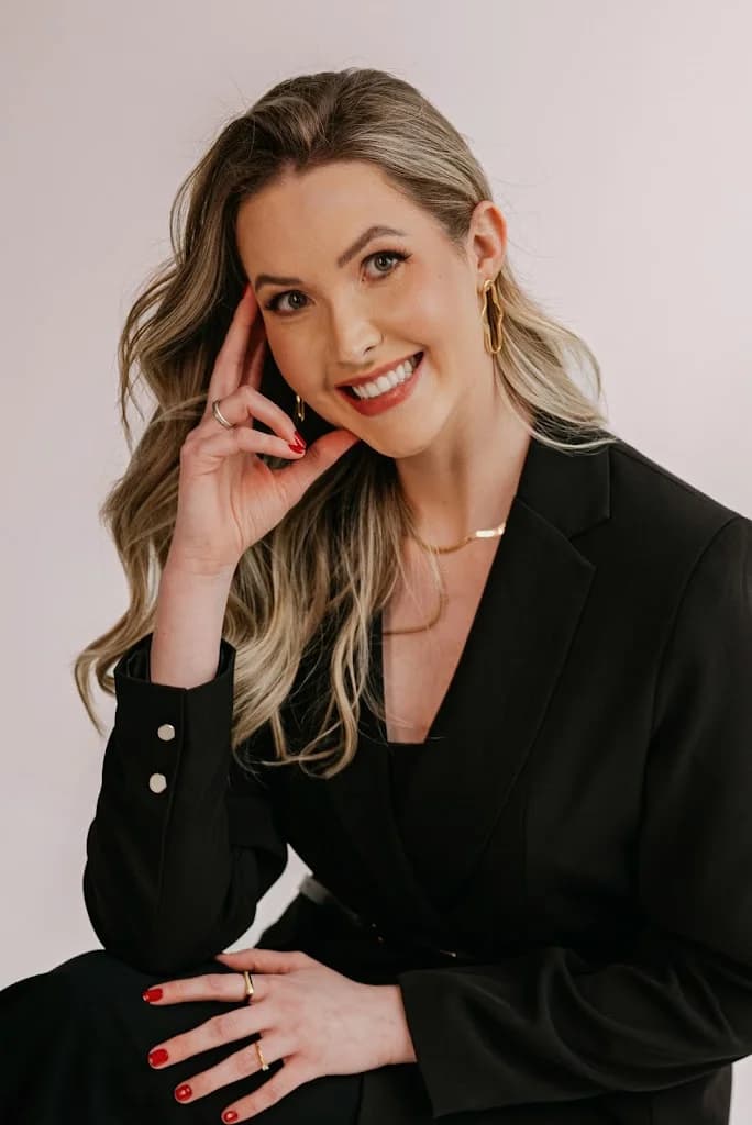 Dra. Ana Paula Gadonski - Harmonização Facial em Cascavel