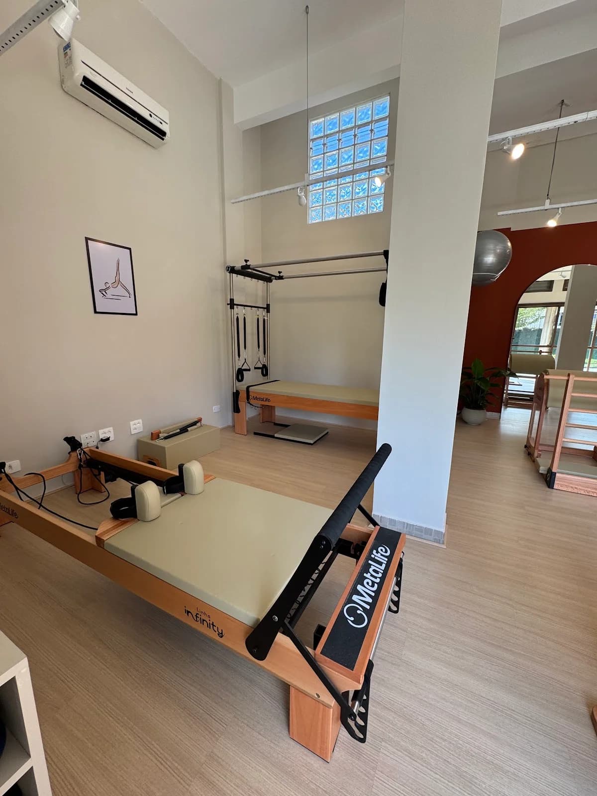 Izabella Cavassin Studio de Pilates - Água verde