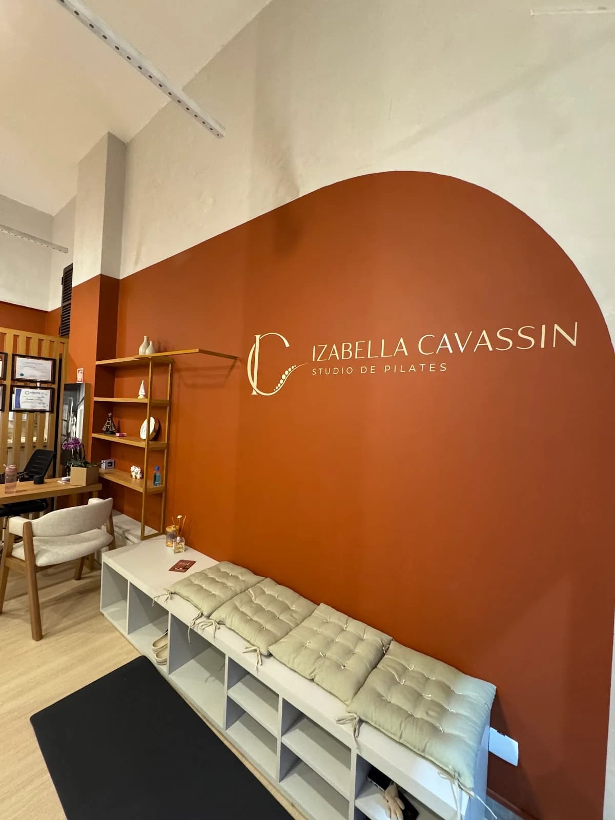 Izabella Cavassin Studio de Pilates - Água verde