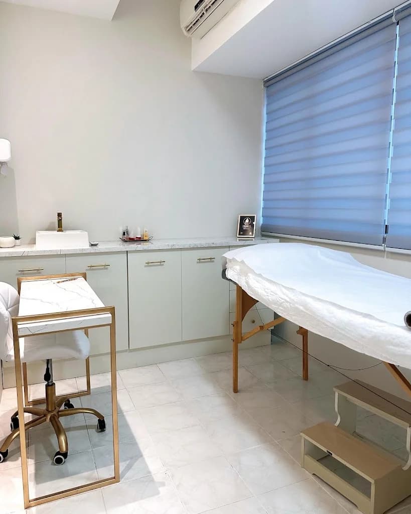 Brenda Carolina Clinic - estética facial e corporal - Depilação com cera - spa day - massagem relaxante - Salvador – foto 2