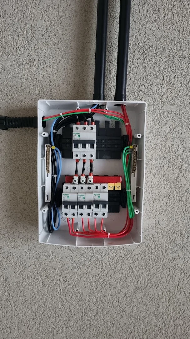 Plural Soluções Elétricas ( eletricista)