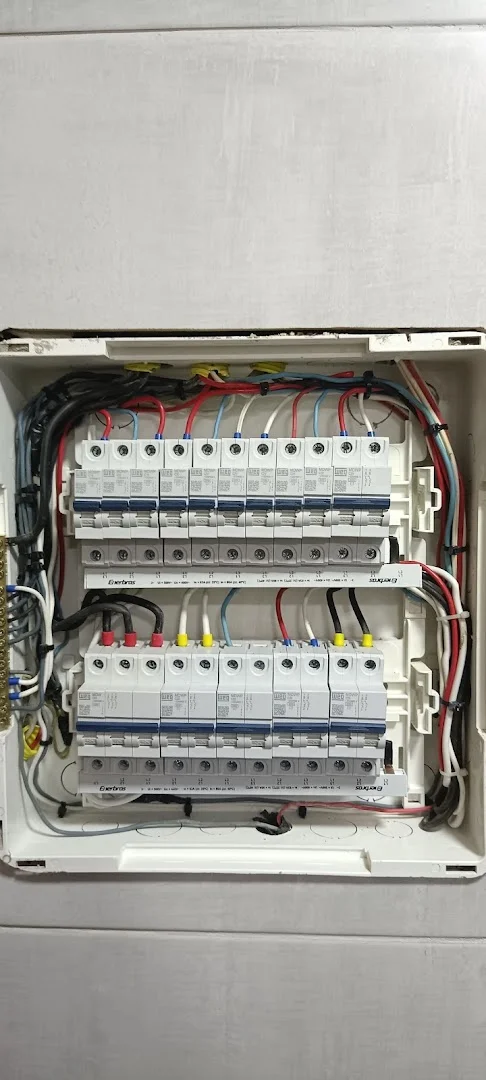 Eletricista residencial e comercial (PSC Instalações elétricas)