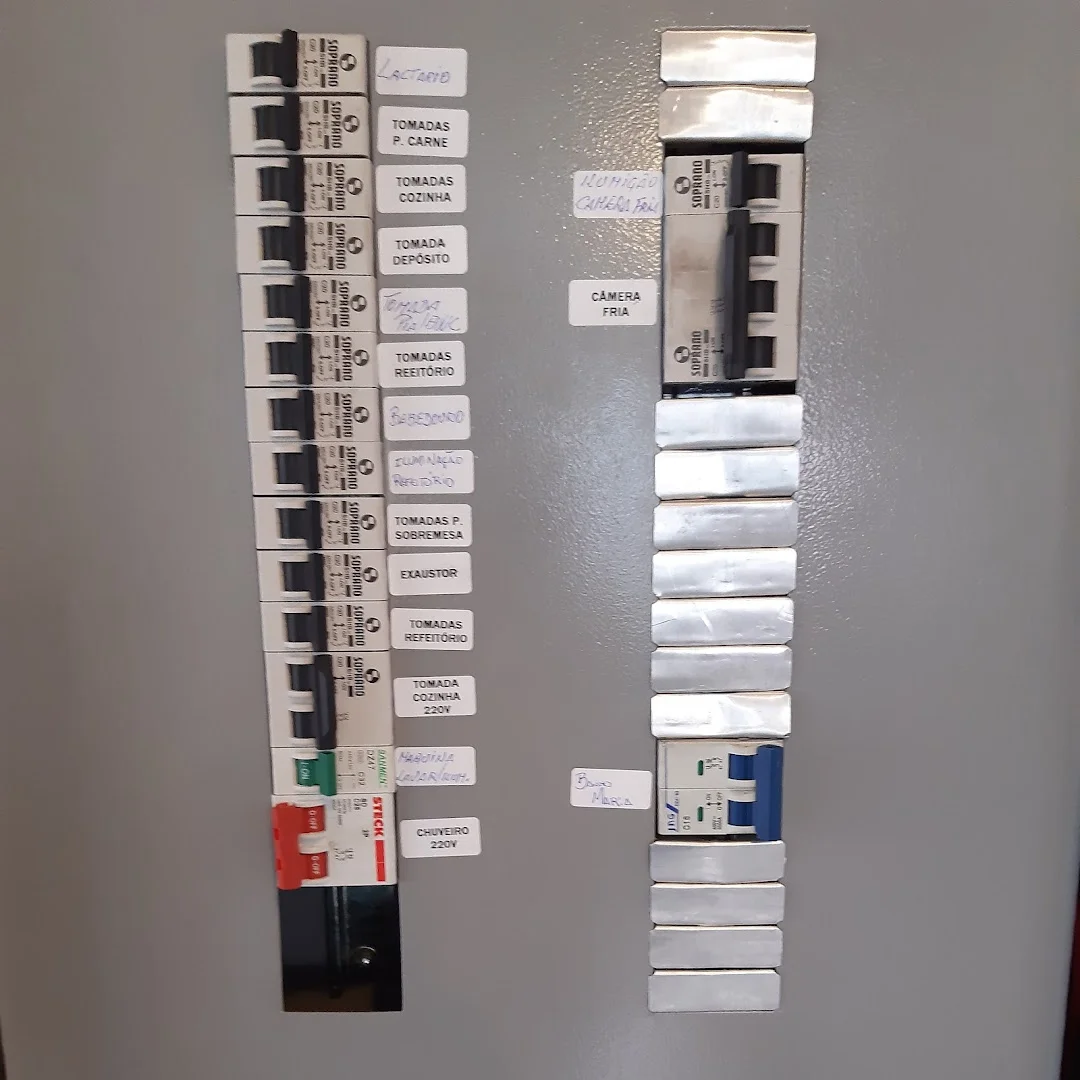 Plural instalações elétricas