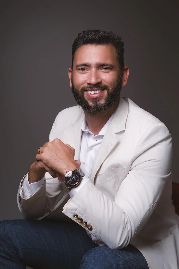 DR. RODRIGO VANDONI | DENTISTA EM CUIABÁ | LENTES EM PORCELANA | CLAREAMENTO | ALINHADORES DENTAIS | IMPLANTE | PROTESE