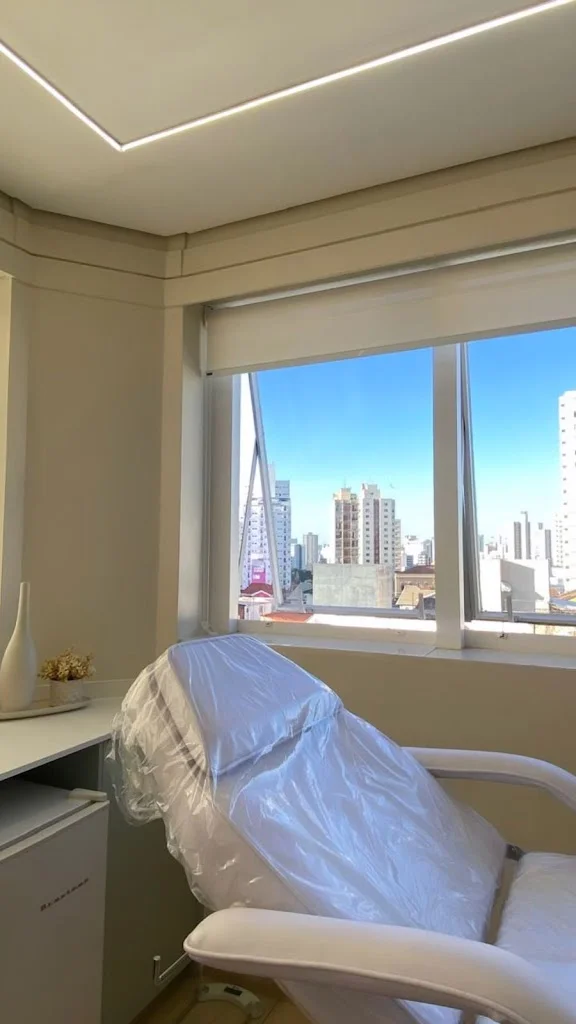 Sala de atendimento da Éve de Estética com vista de Campinas