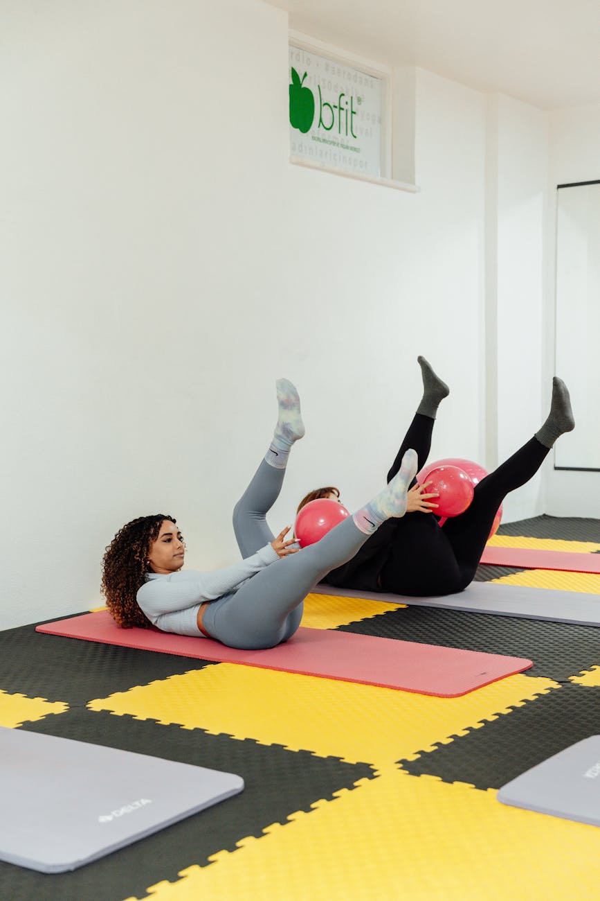 Mulheres se exercitando com bolas de pilates