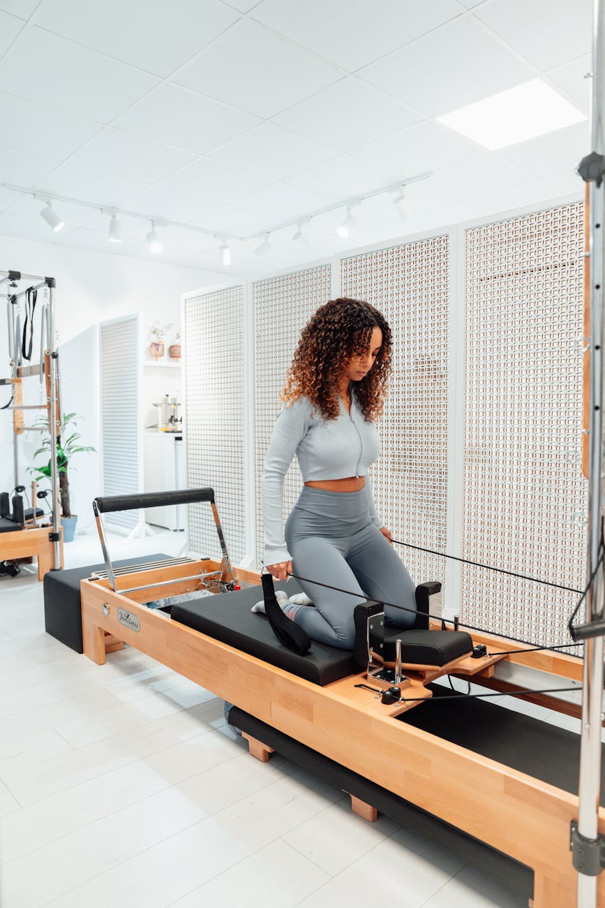 Mulher praticando Pilates em studio moderno