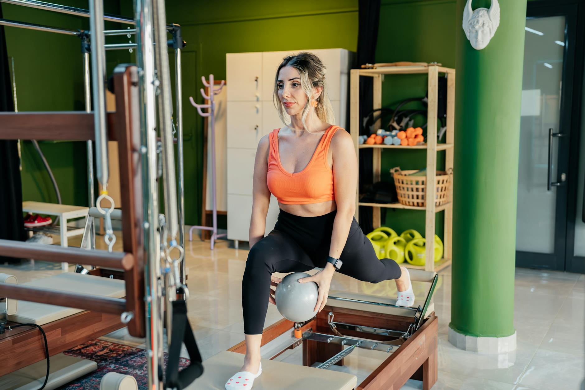 Mulher praticando pilates